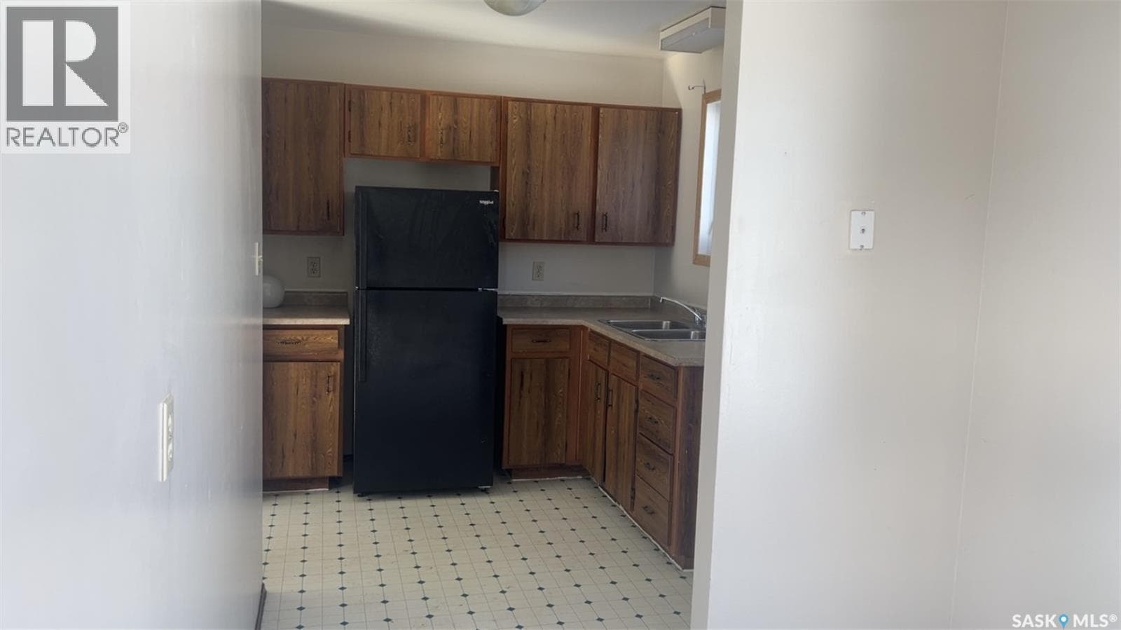 563 Birch STREET photo 5