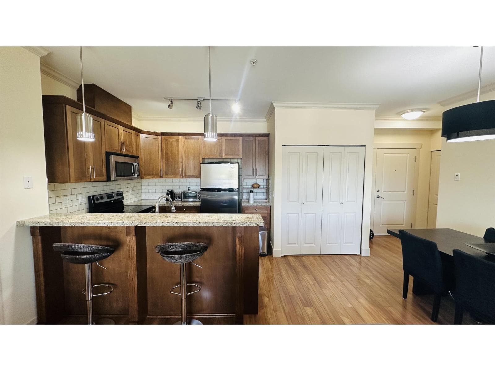 411 8168 120A STREET photo 4