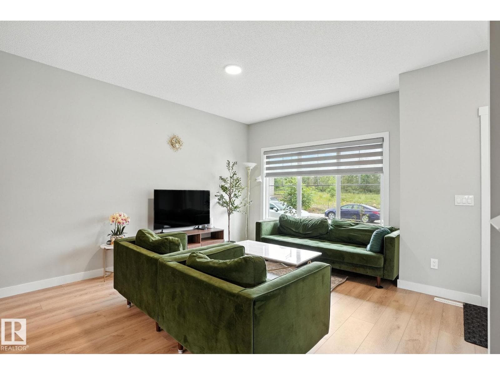 6260 175 AV NW photo 4