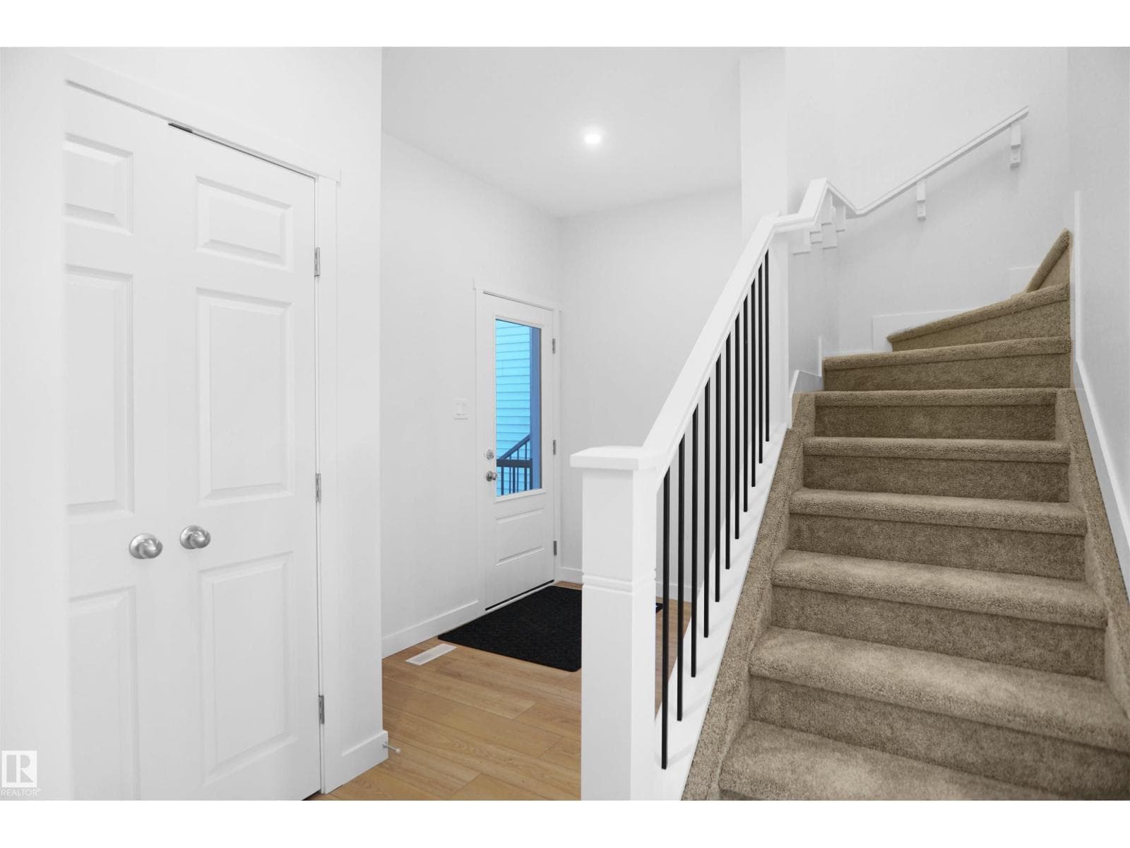 2112 210 ST NW photo 3
