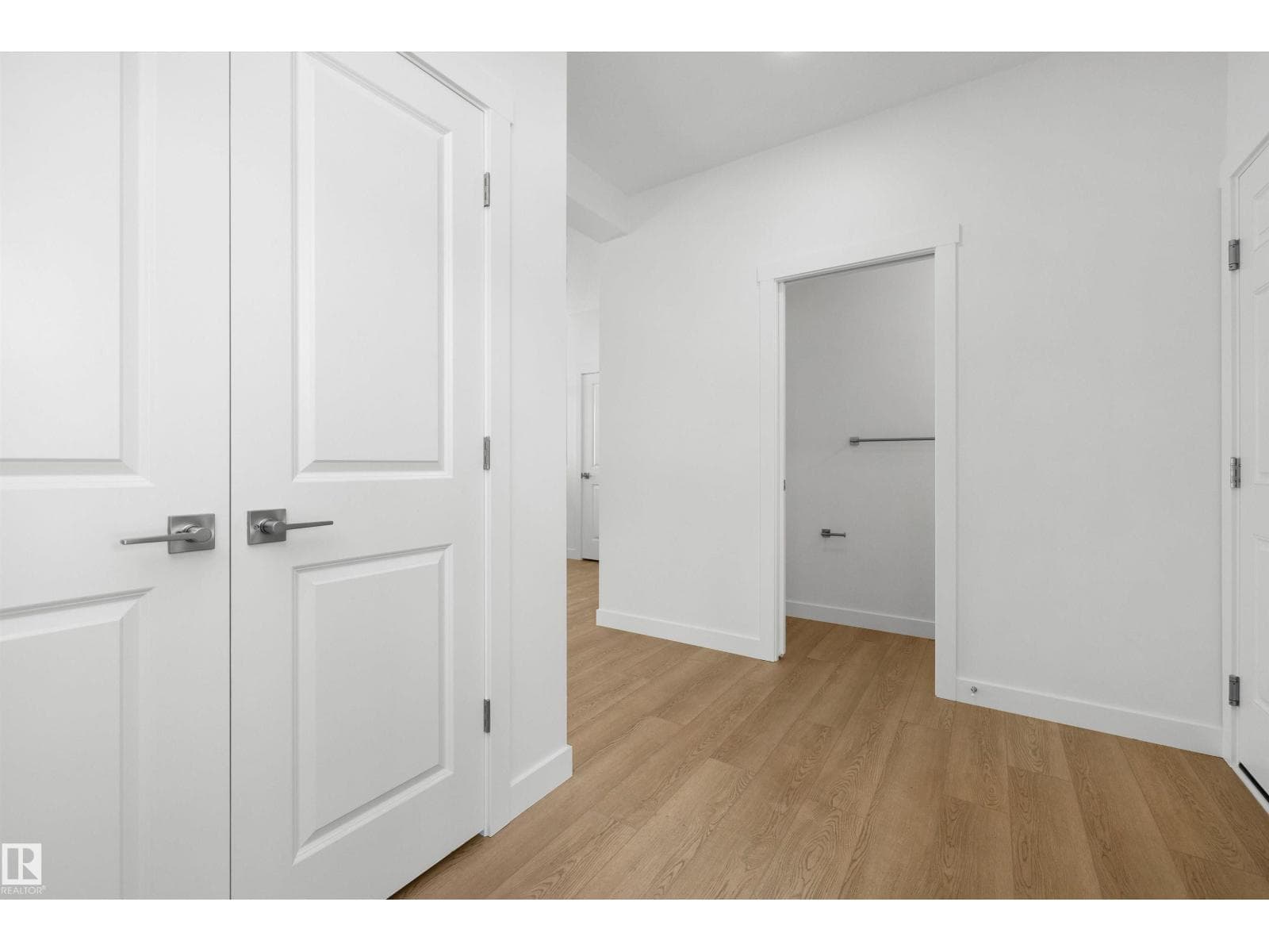 2523 210 ST NW photo 4
