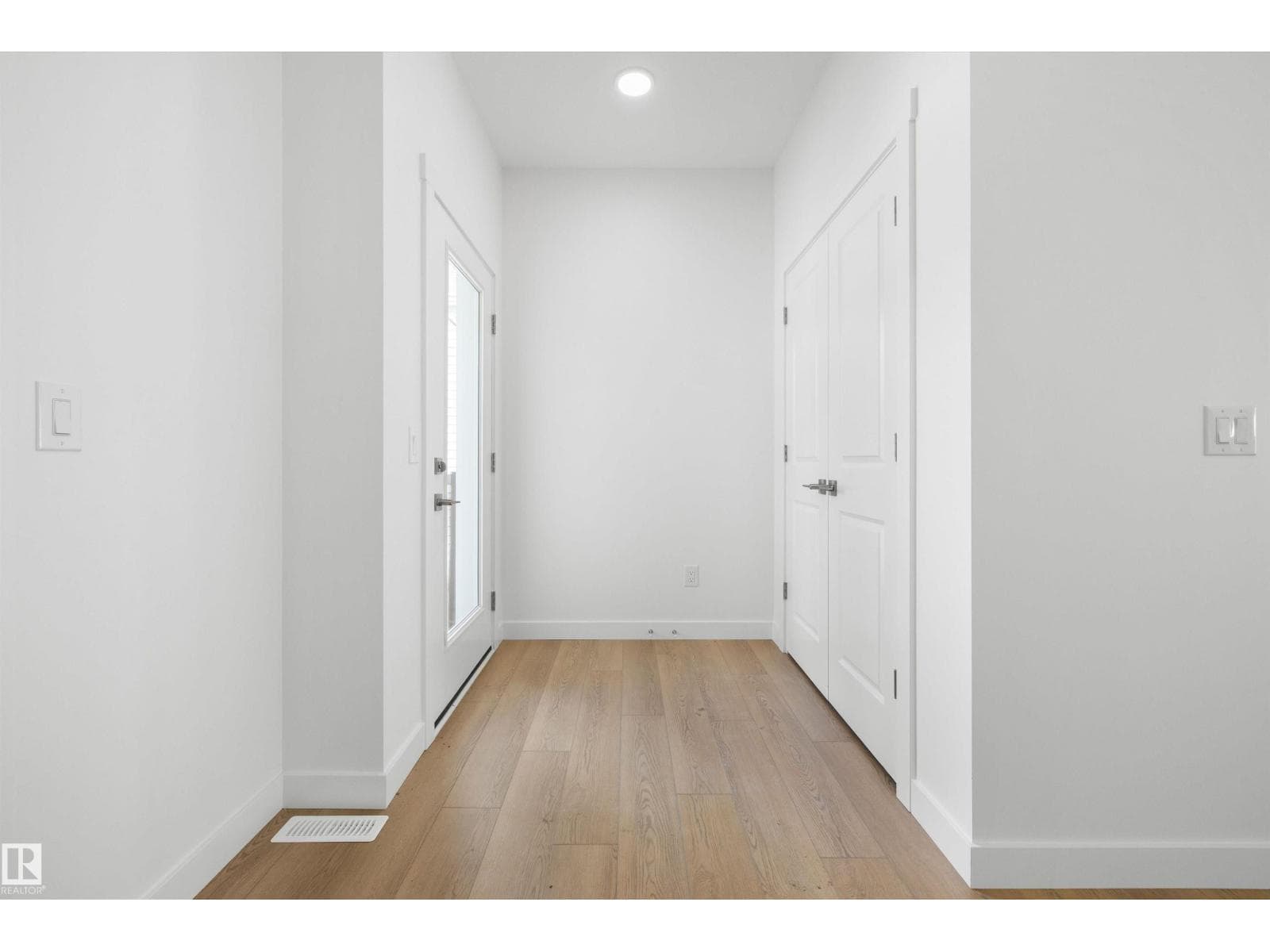 2523 210 ST NW photo 3