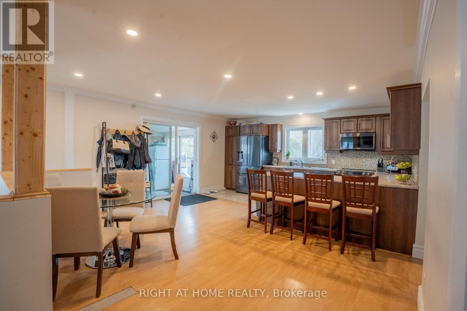 682 HENRI CIRCLE photo 3