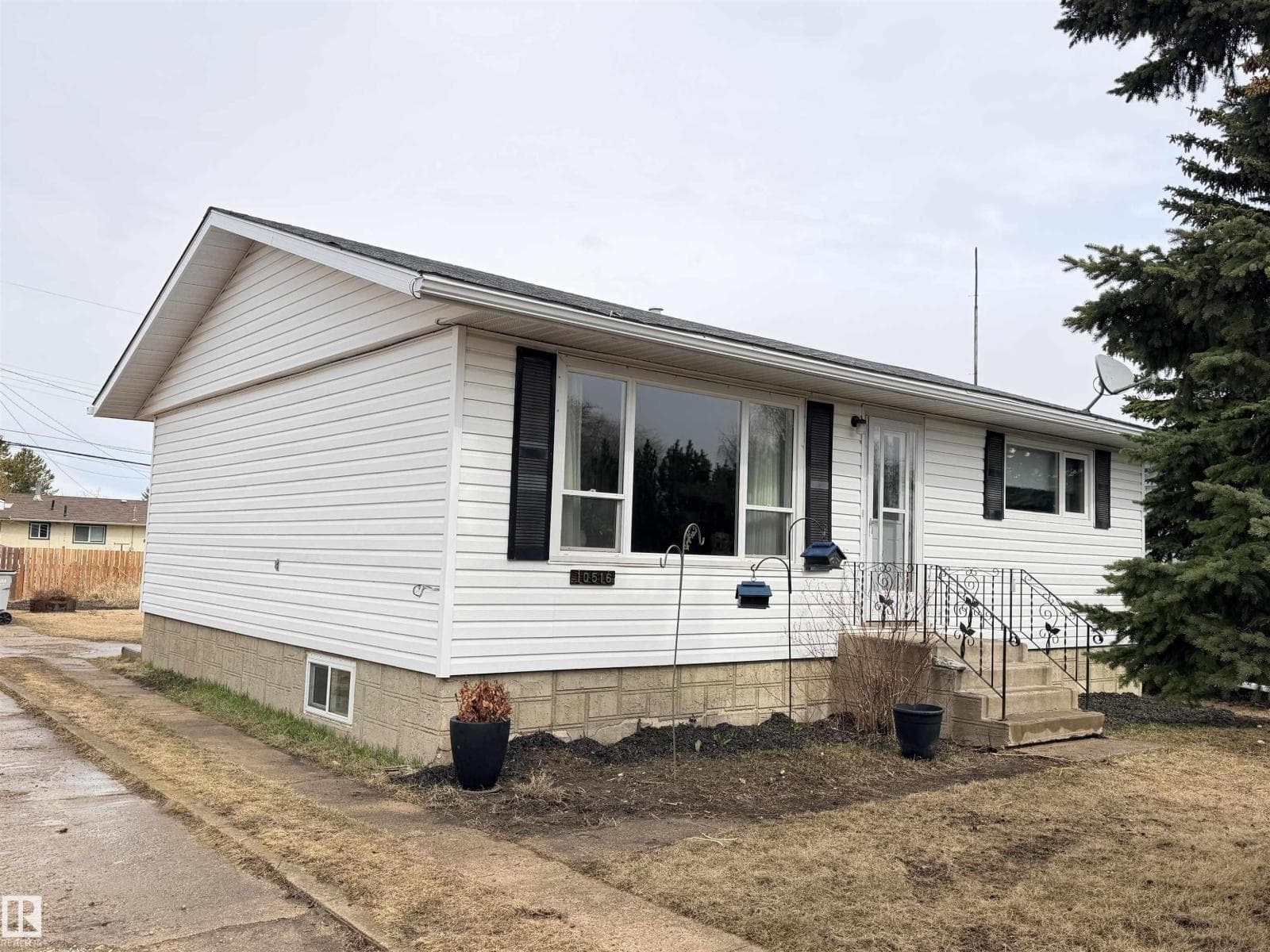 3 bed 2 bath single family at 10516 104 ST — $306,900