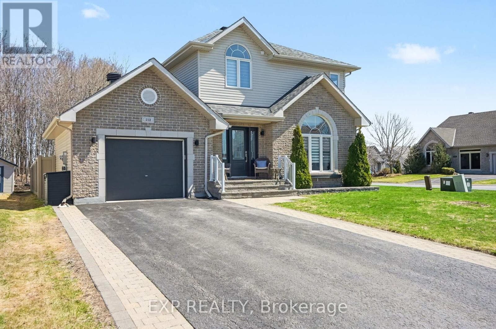 212 JASPER CRESCENT photo 2