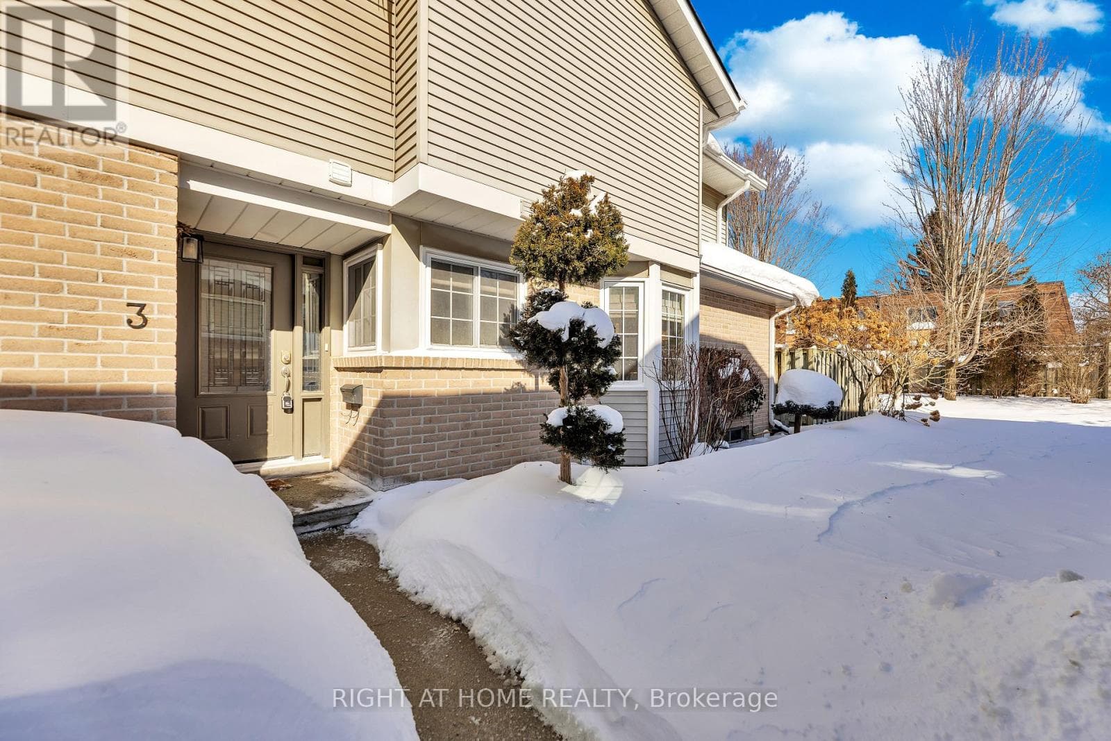 3 - 104 WOODLAWN ROAD E photo 4