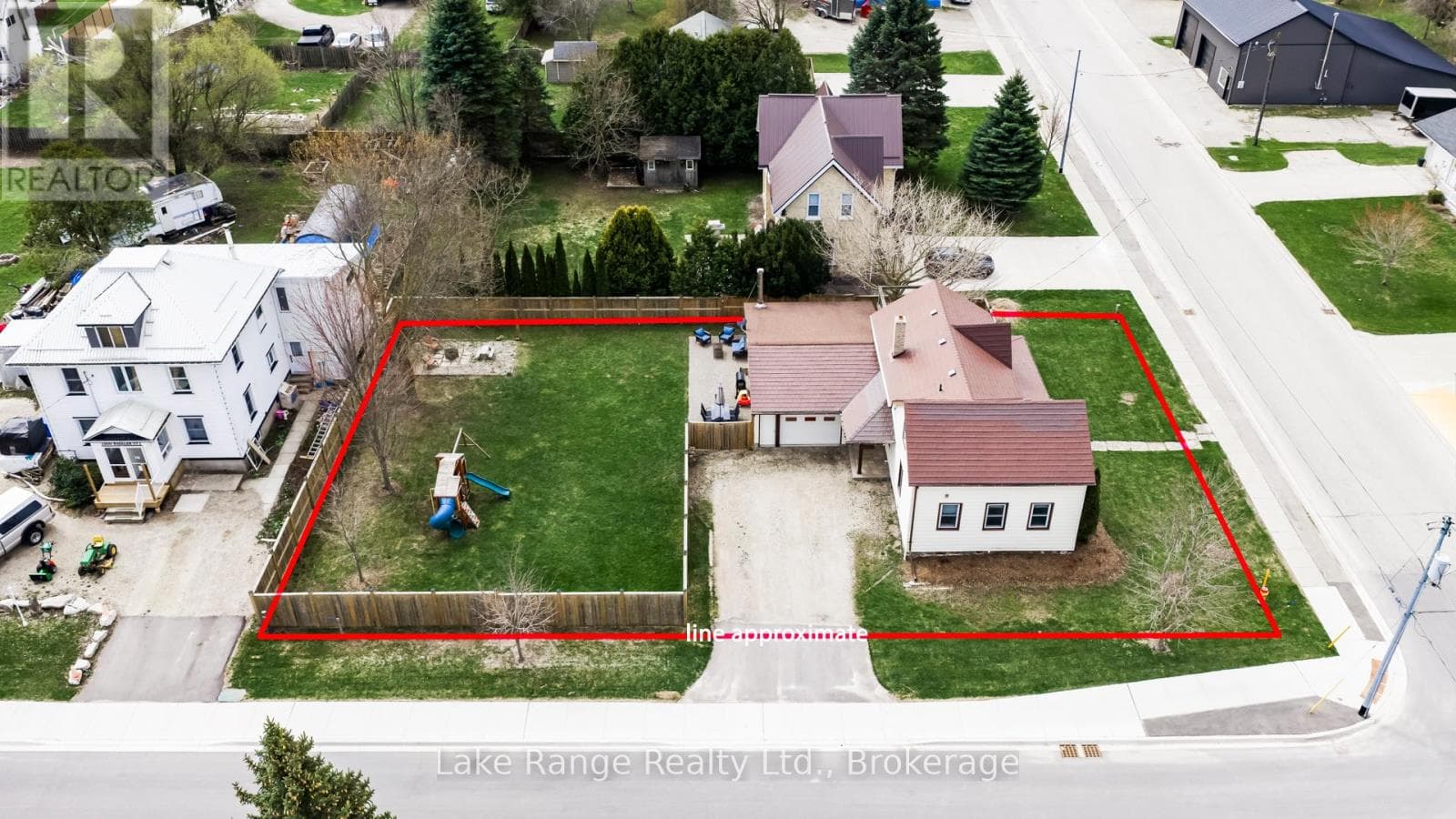 537 INGLIS STREET photo 2