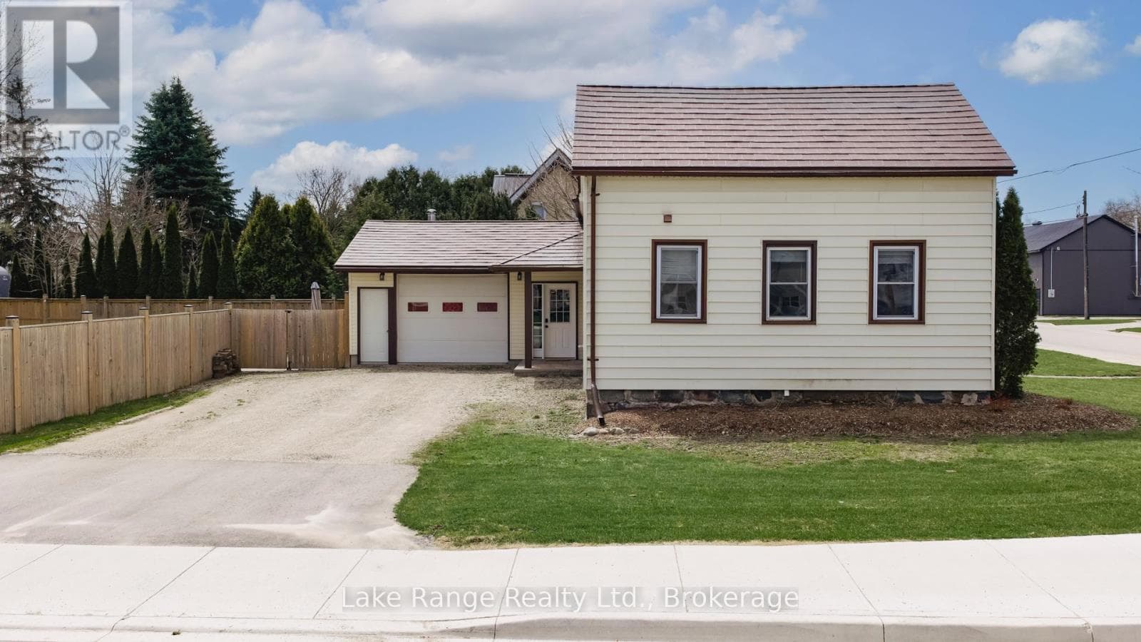 537 INGLIS STREET photo 3