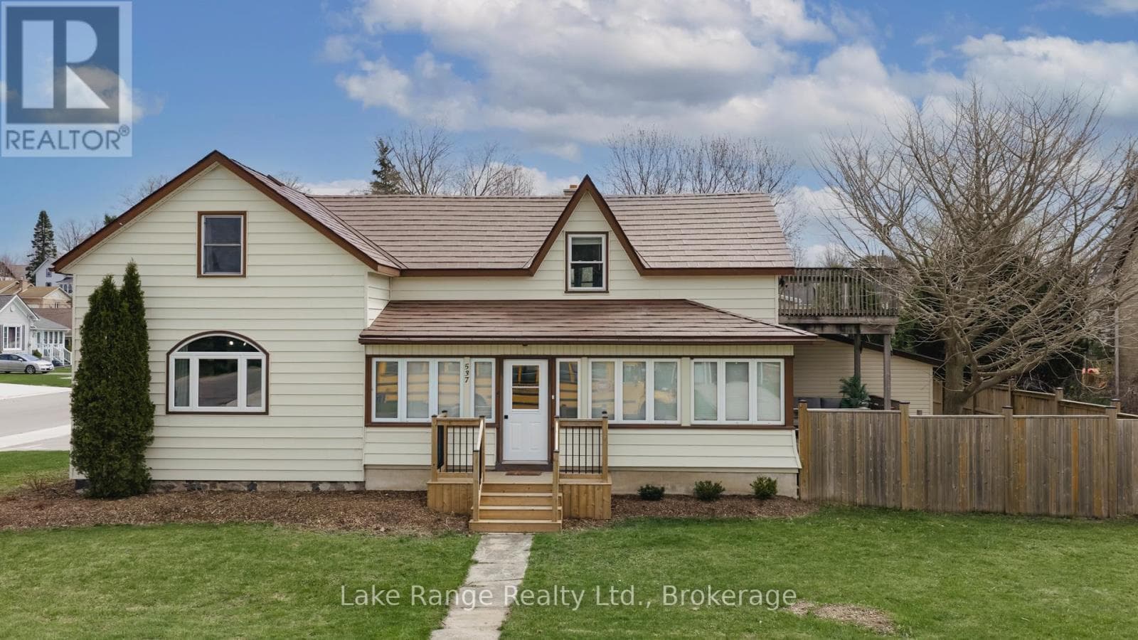 537 INGLIS STREET photo 4