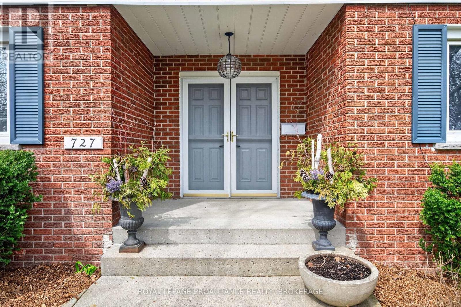 727 AYLMER CRESCENT photo 2