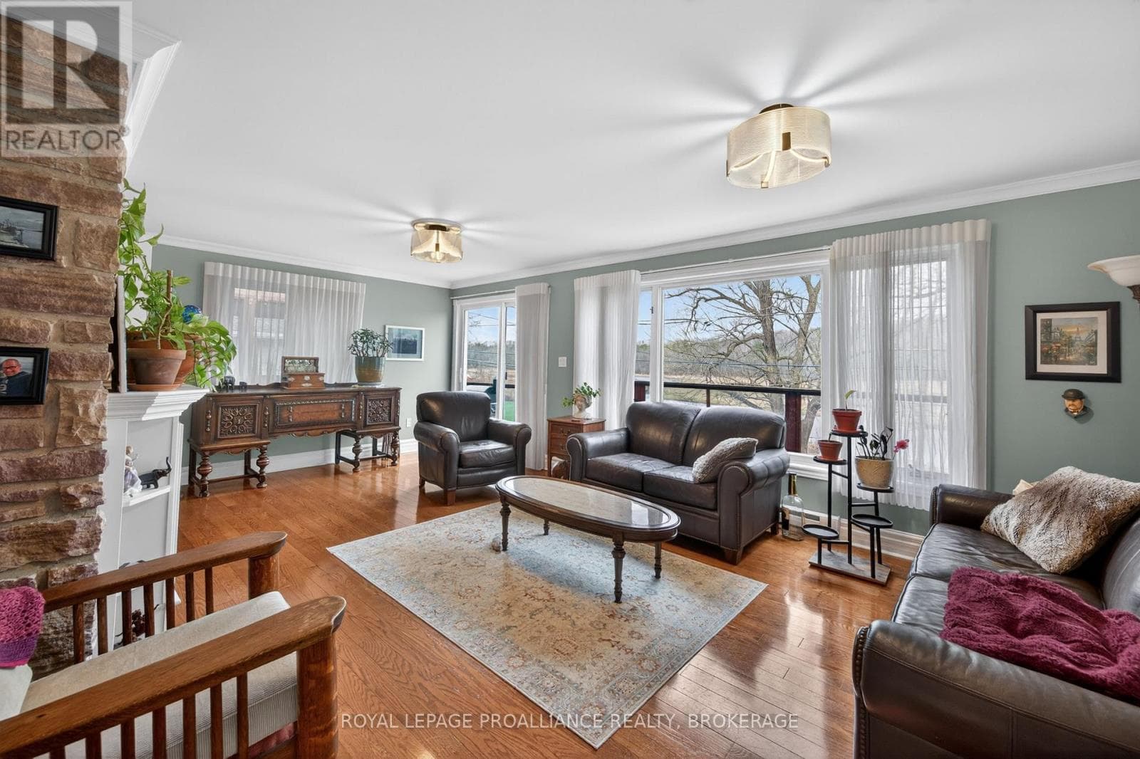 727 AYLMER CRESCENT photo 4