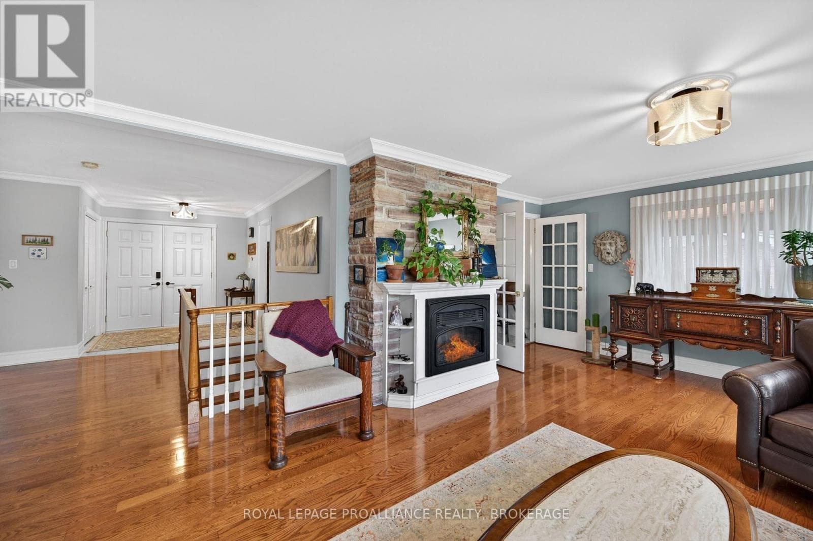 727 AYLMER CRESCENT photo 5