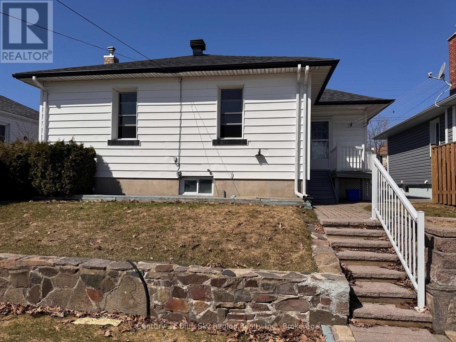 918 DOUGLAS STREET photo 3