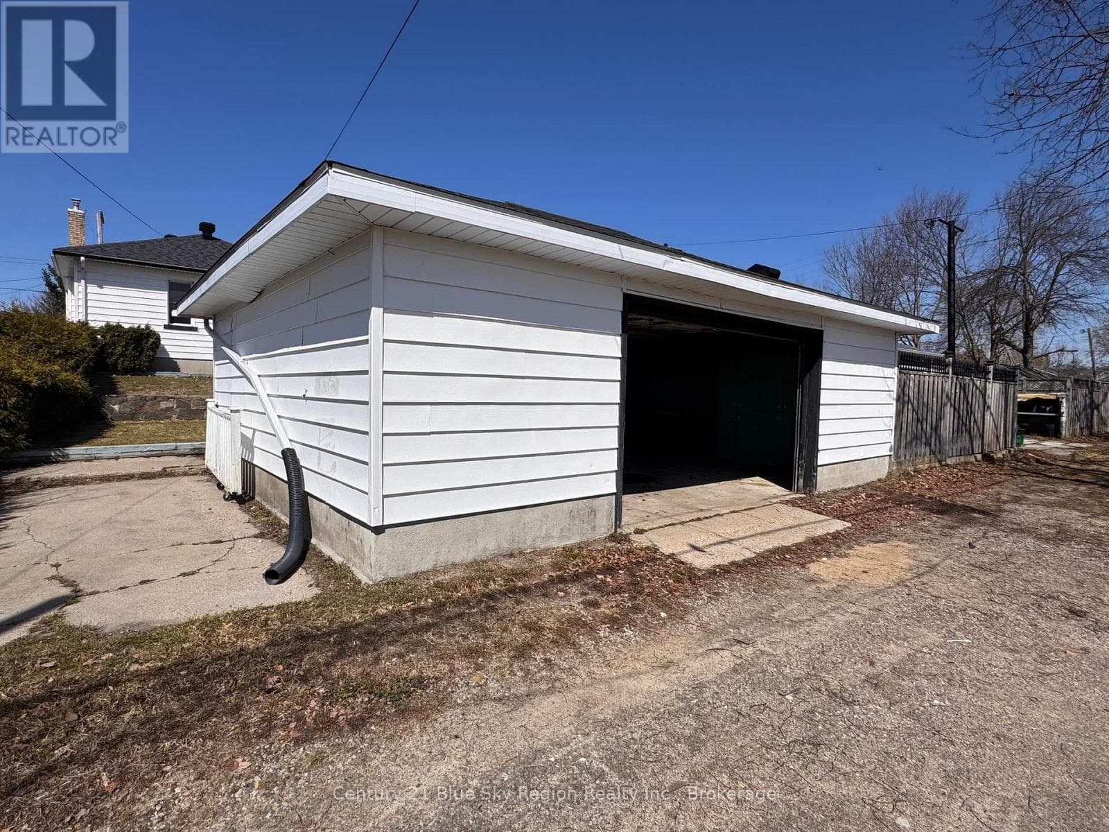 918 DOUGLAS STREET photo 5