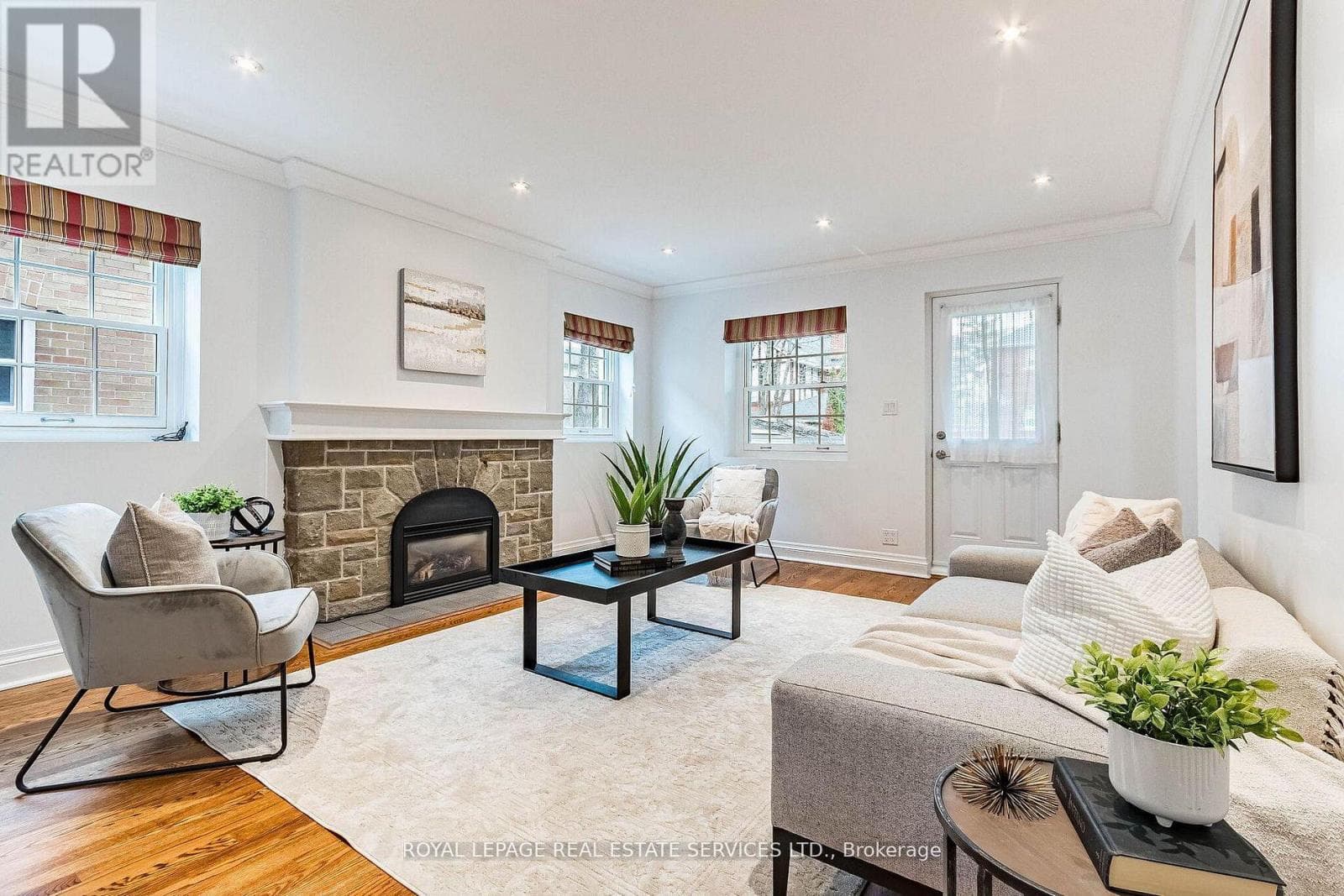 1107 ROYAL YORK ROAD photo 2