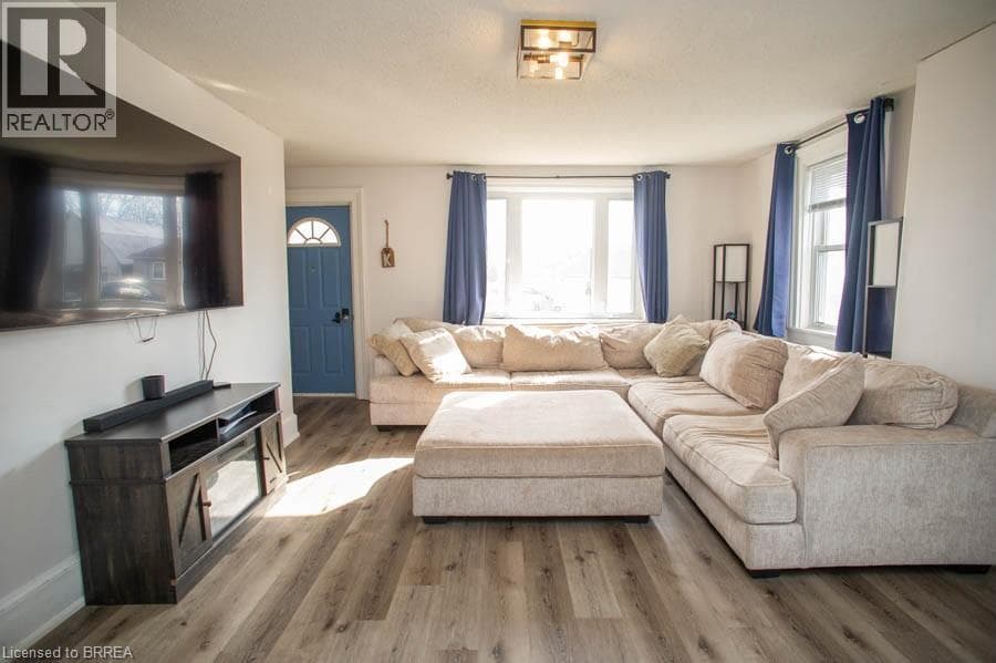 47 SIMCOE Street photo 4