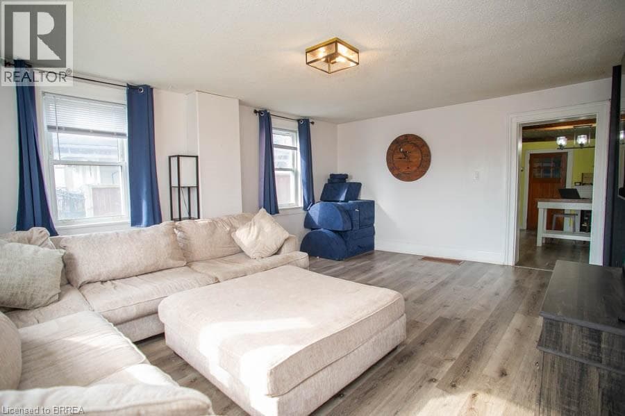 47 SIMCOE Street photo 5