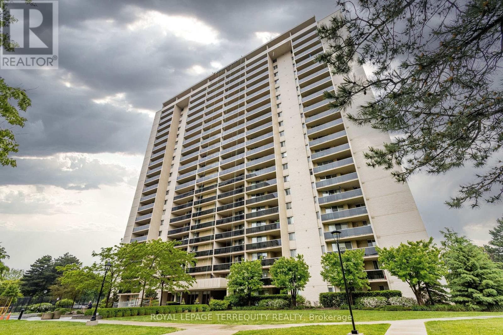 3 bed 2 bath single family at 1907 - 812 BURNHAMTHORPE ROAD — $598,000