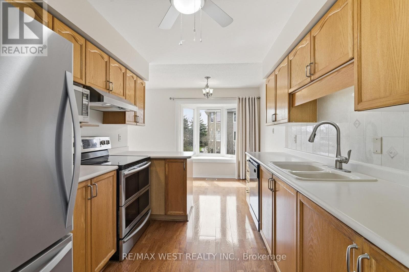 316A - 1099 CLONSILLA AVENUE photo 4