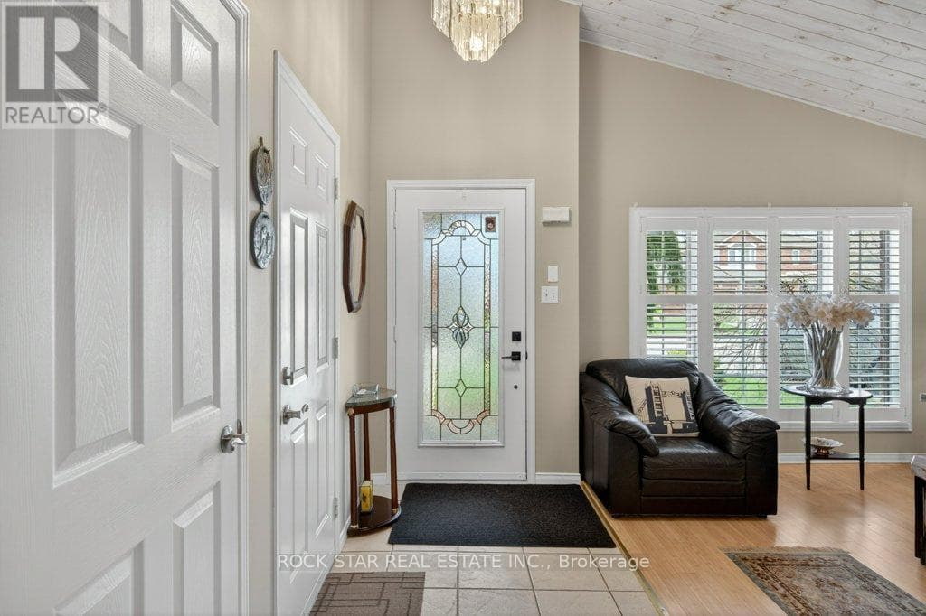 35 HEPBURN CRESCENT photo 3