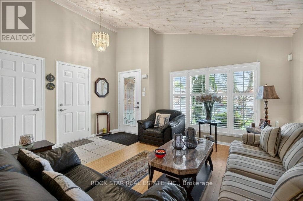 35 HEPBURN CRESCENT photo 5