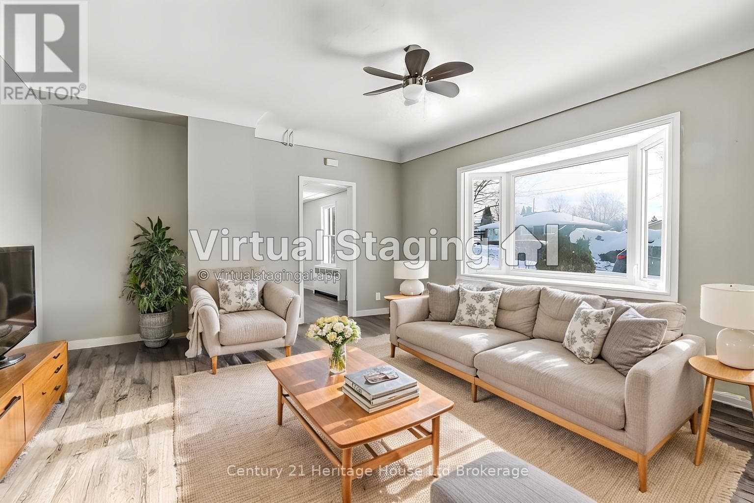 152 CHARLES STREET E photo 4