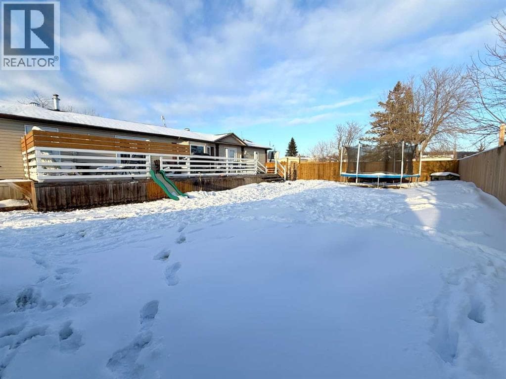 5006 51 Street photo 2