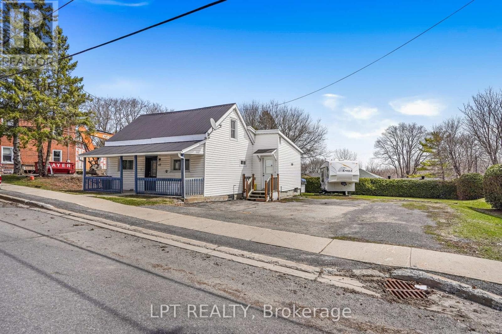 47 BERTHA STREET E photo 3