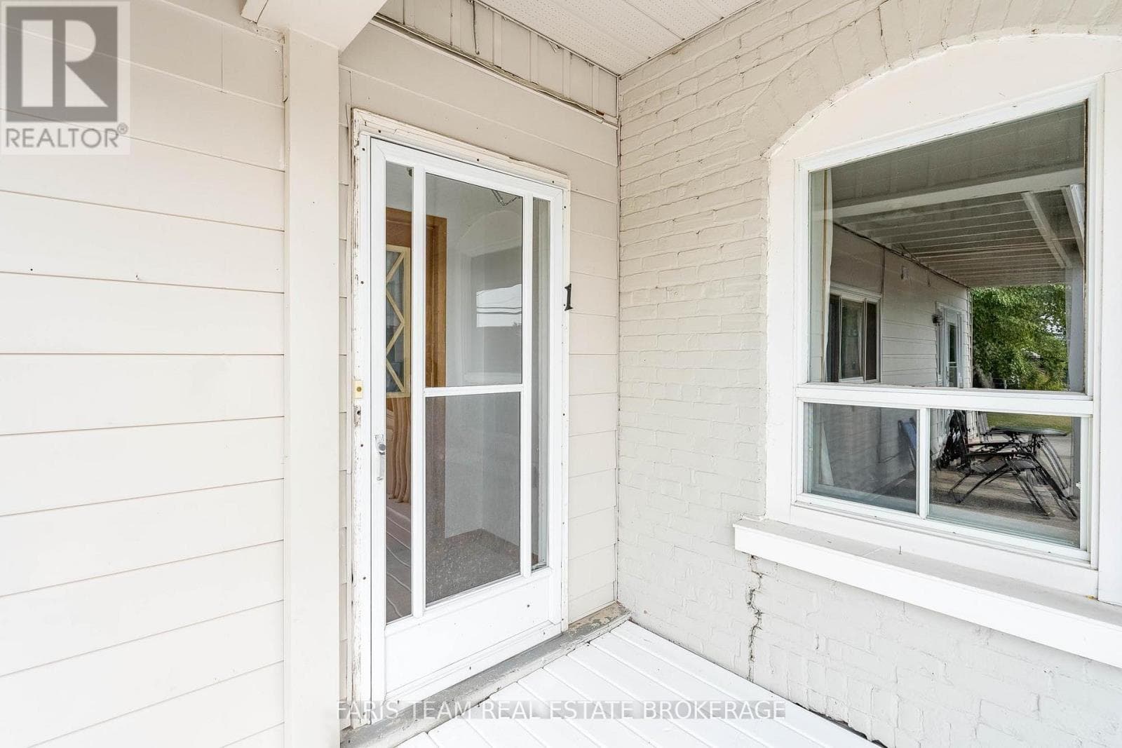 346 LAFONTAINE ROAD W photo 3