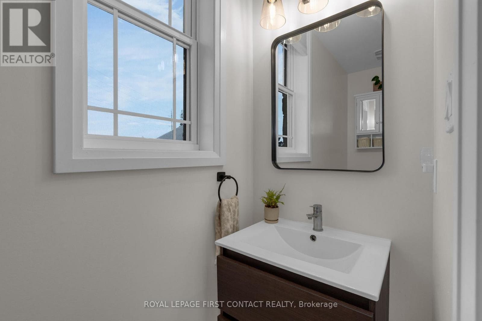 21 - 376 BLAKE STREET photo 4