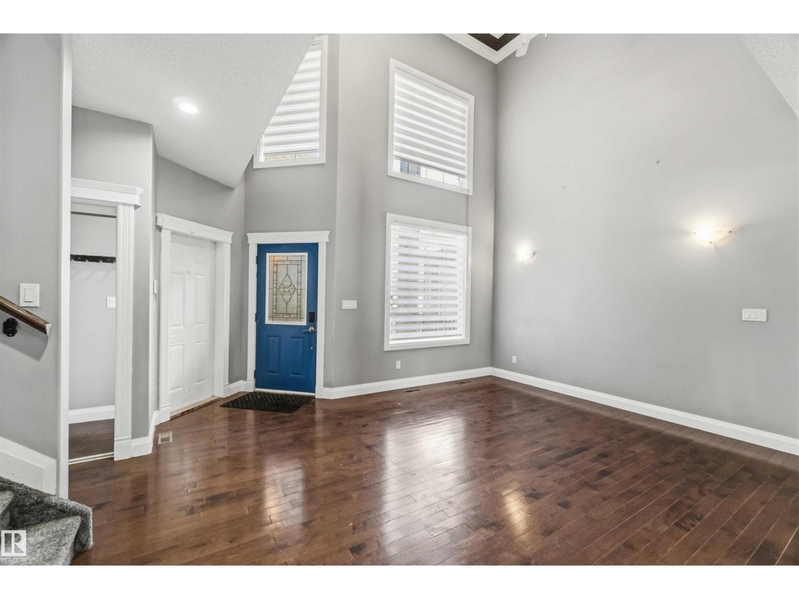 3563 14 ST NW — photo 2