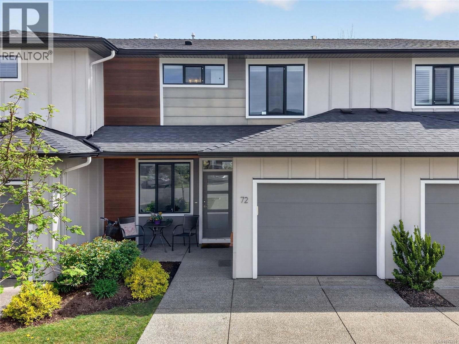 3 bed 3 bath single family at 72 2607 Kendal Ave — $725,000