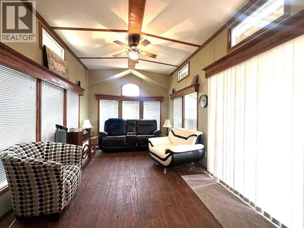1221 Oak Avenue photo 2