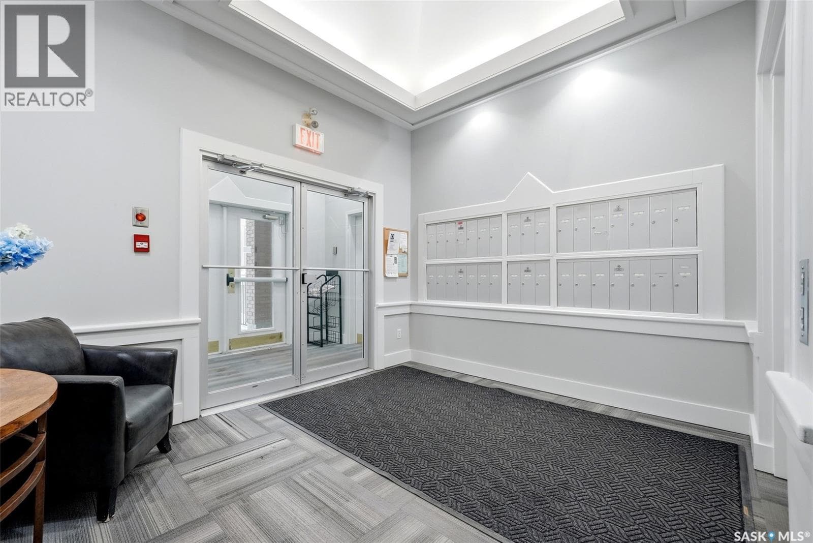 209 2244 Smith STREET photo 3