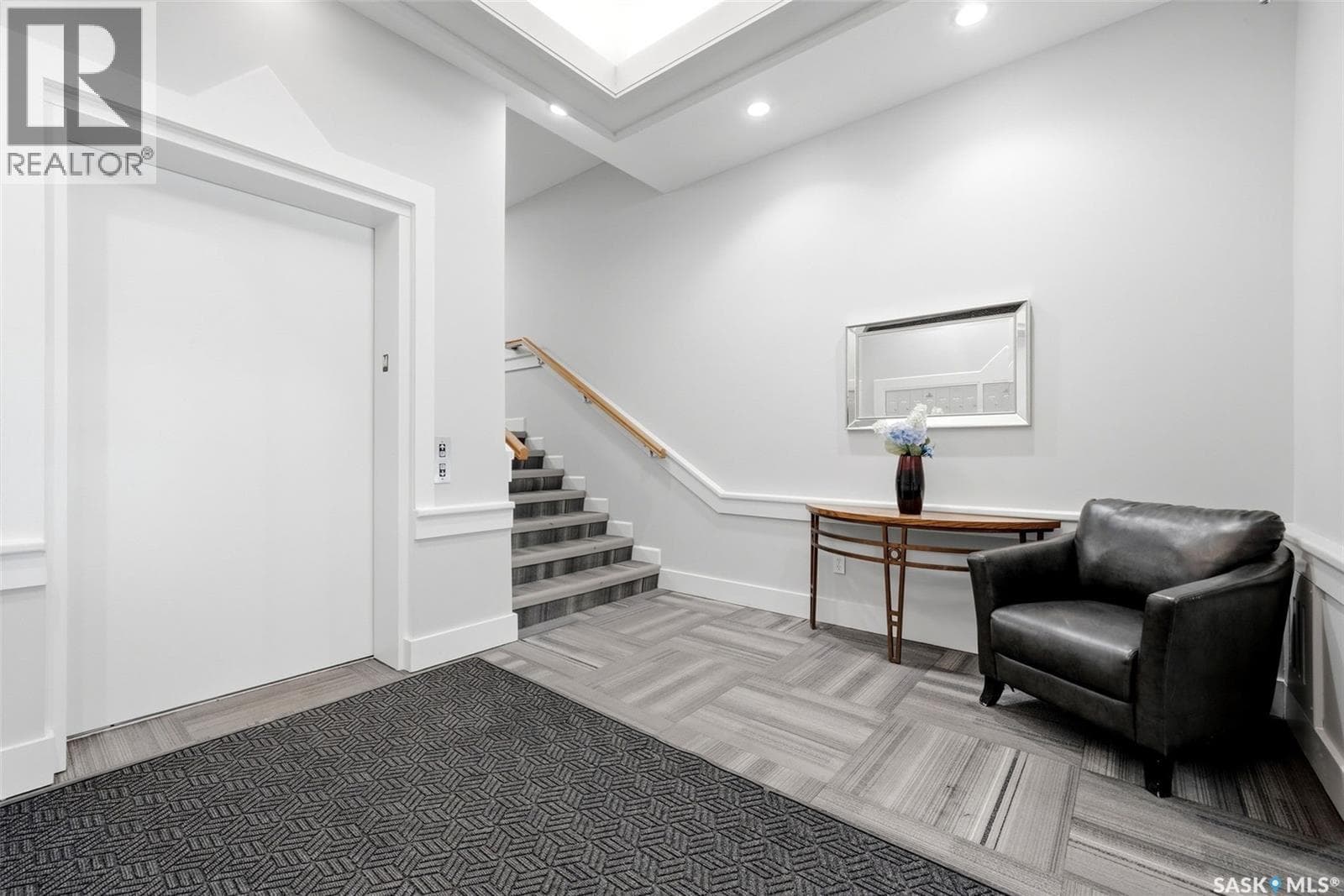 209 2244 Smith STREET photo 4