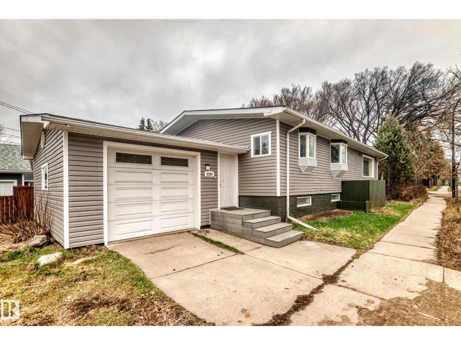 5204 112 AV NW photo 2