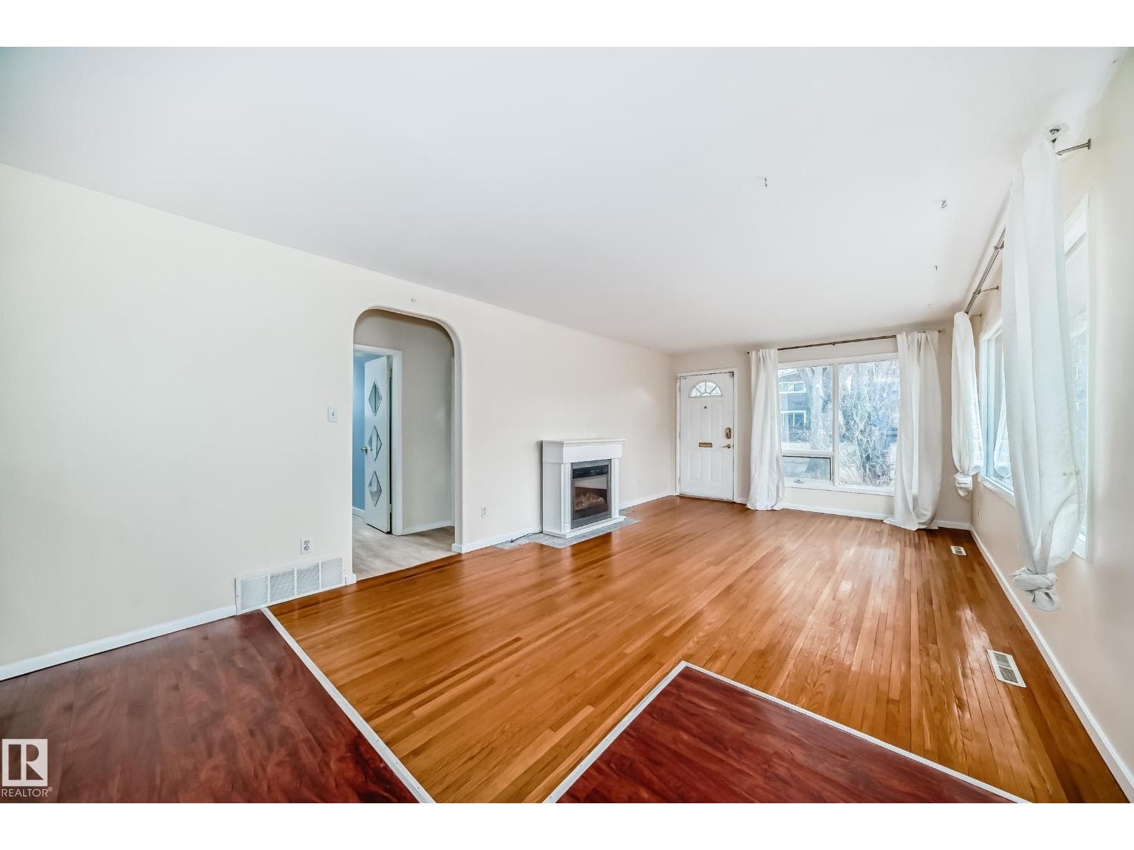 5204 112 AV NW photo 4