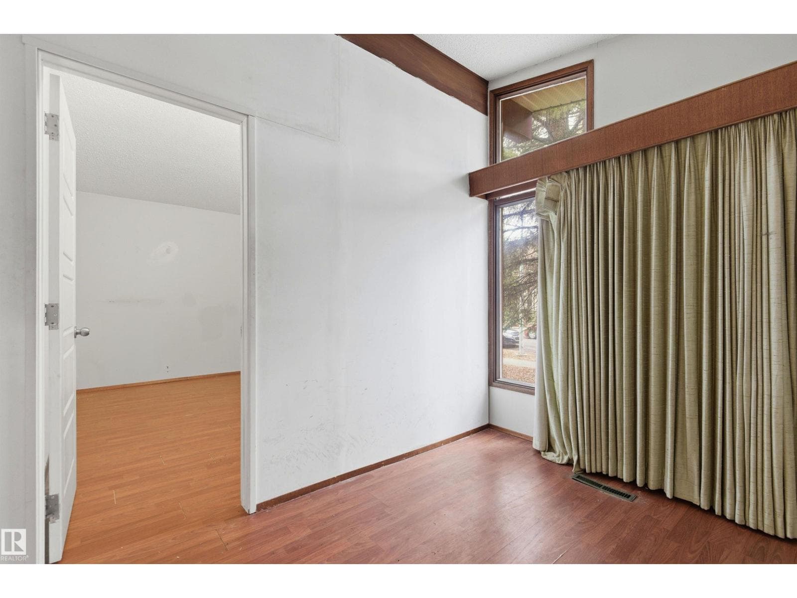 11211 77 AV NW photo 4