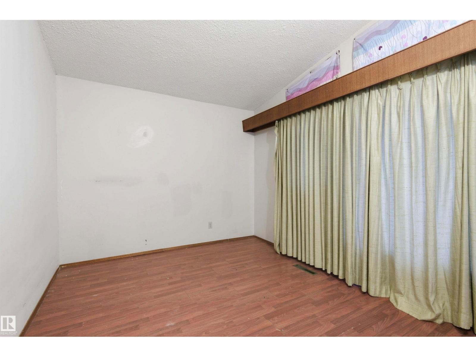 11211 77 AV NW photo 5