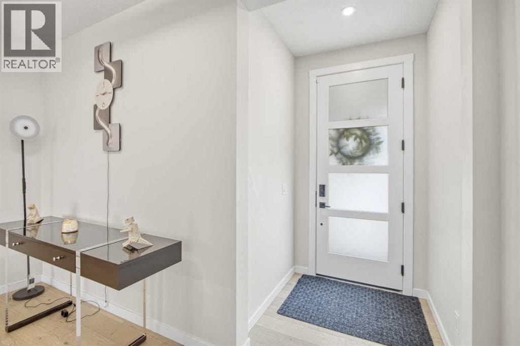 1104 Cranbrook Gardens SE photo 3