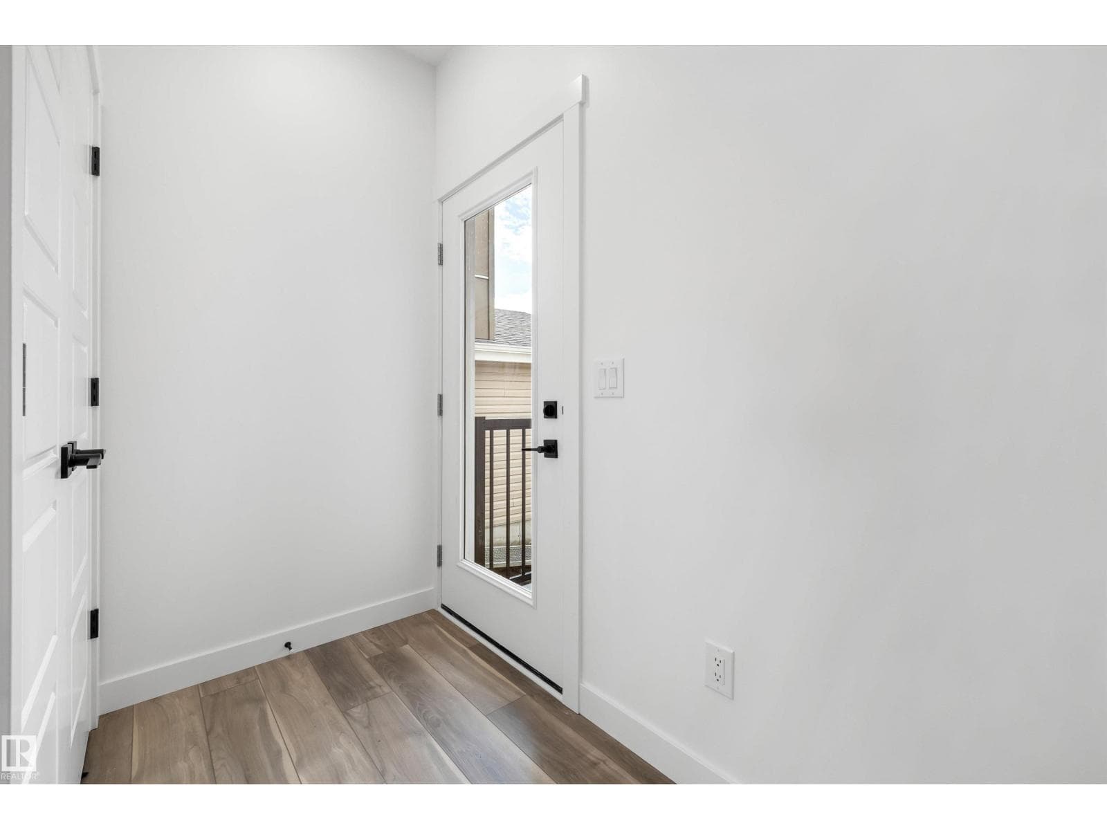 19111 20 AV NW photo 3