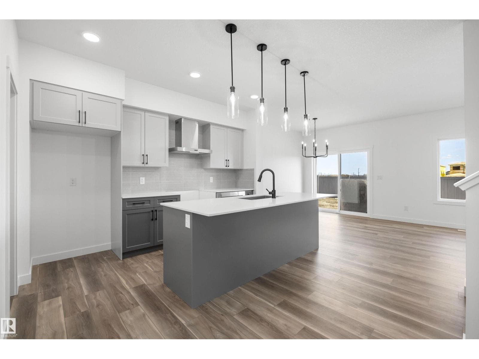19111 20 AV NW photo 5