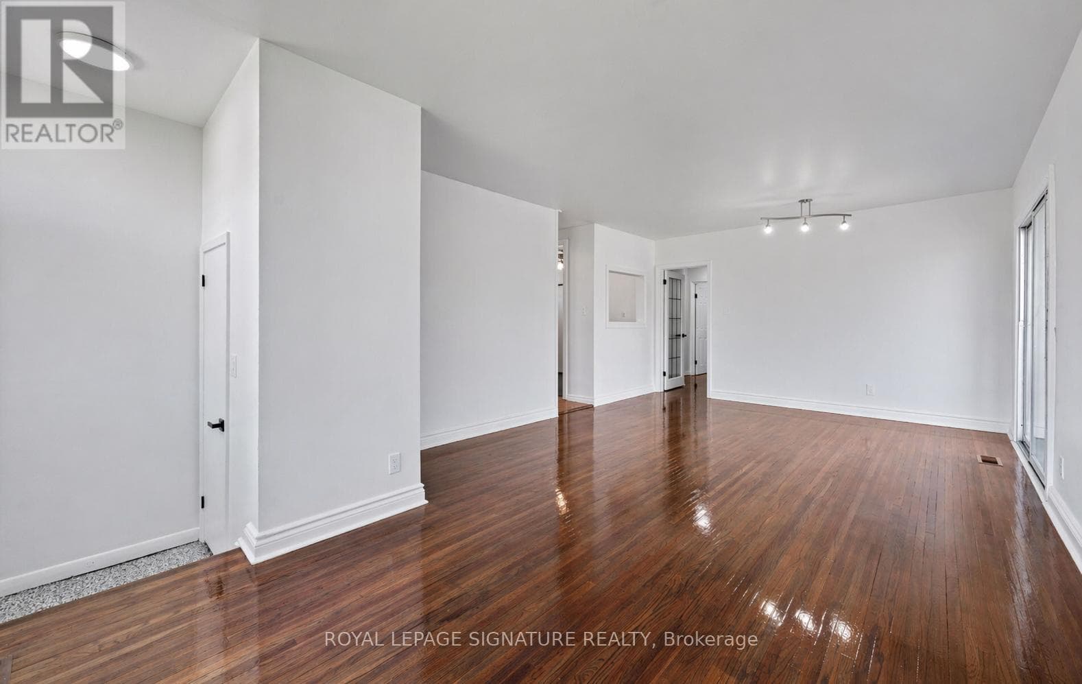 1003 WARDMAN CRESCENT photo 2