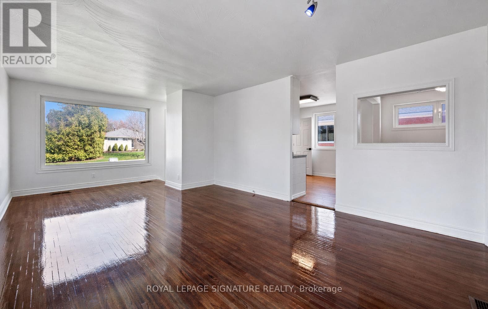 1003 WARDMAN CRESCENT photo 3