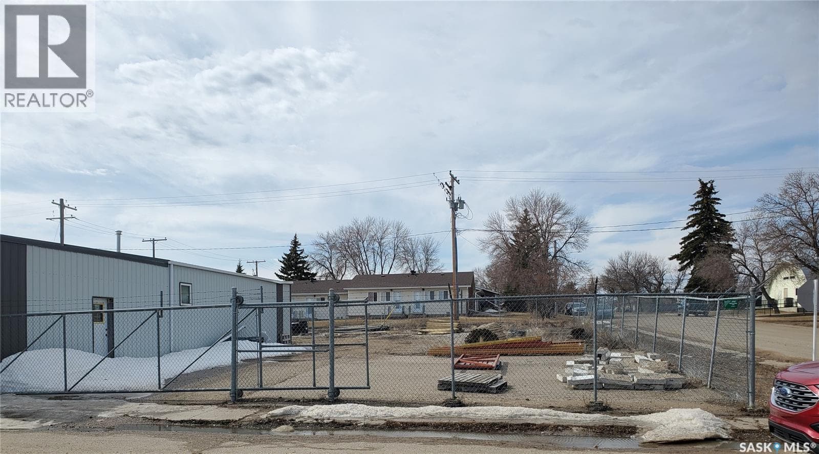 102 Railway AVENUE N photo 4