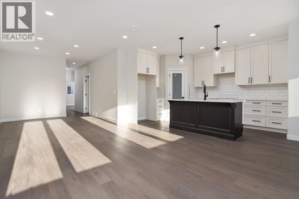 6322 26 Avenue photo 2