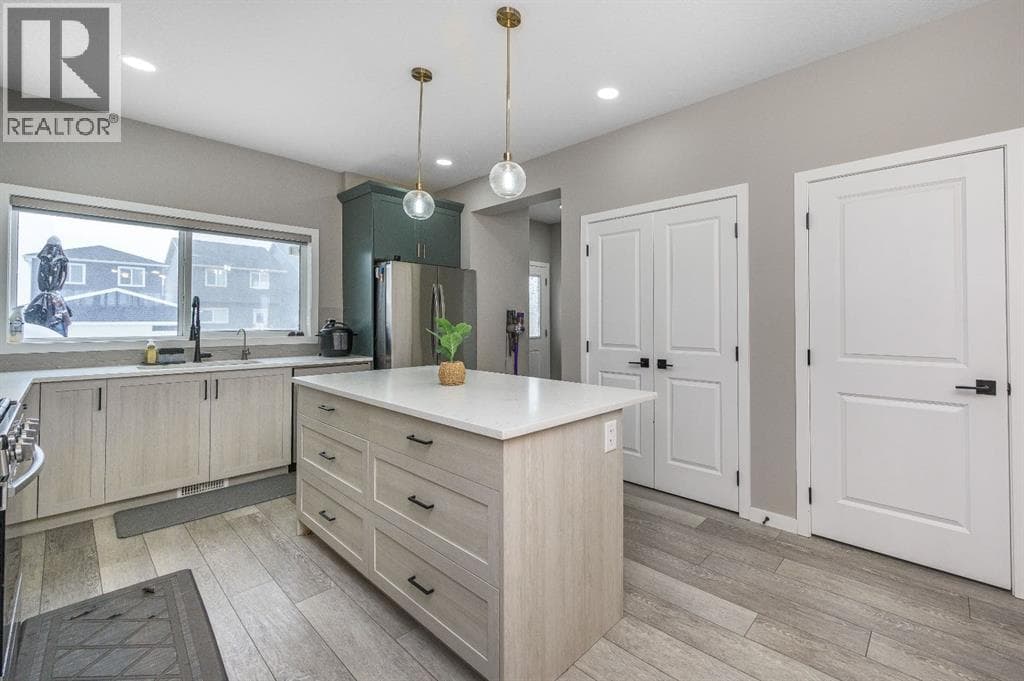 2049 Cobblespring Avenue SW photo 3