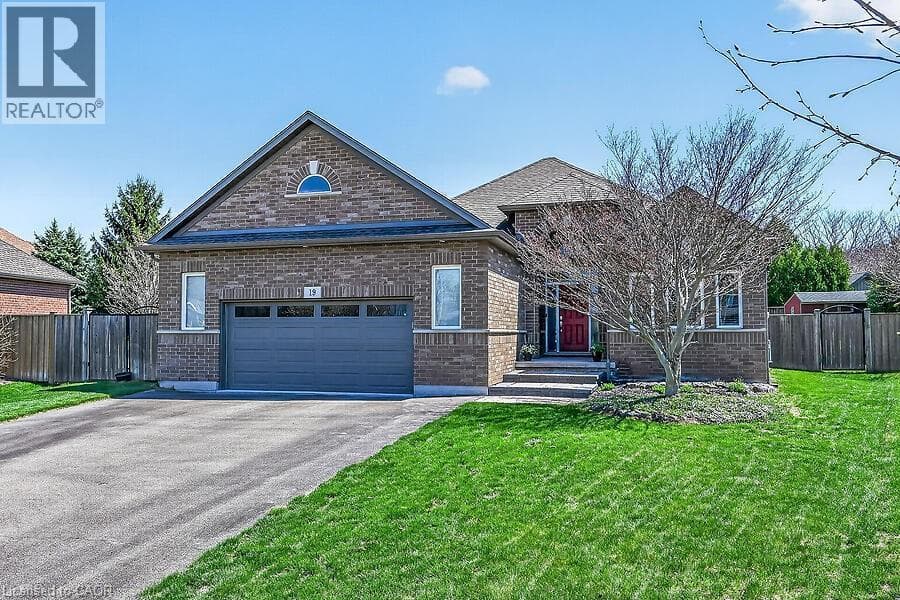 19 LAMPMAN Drive photo 3
