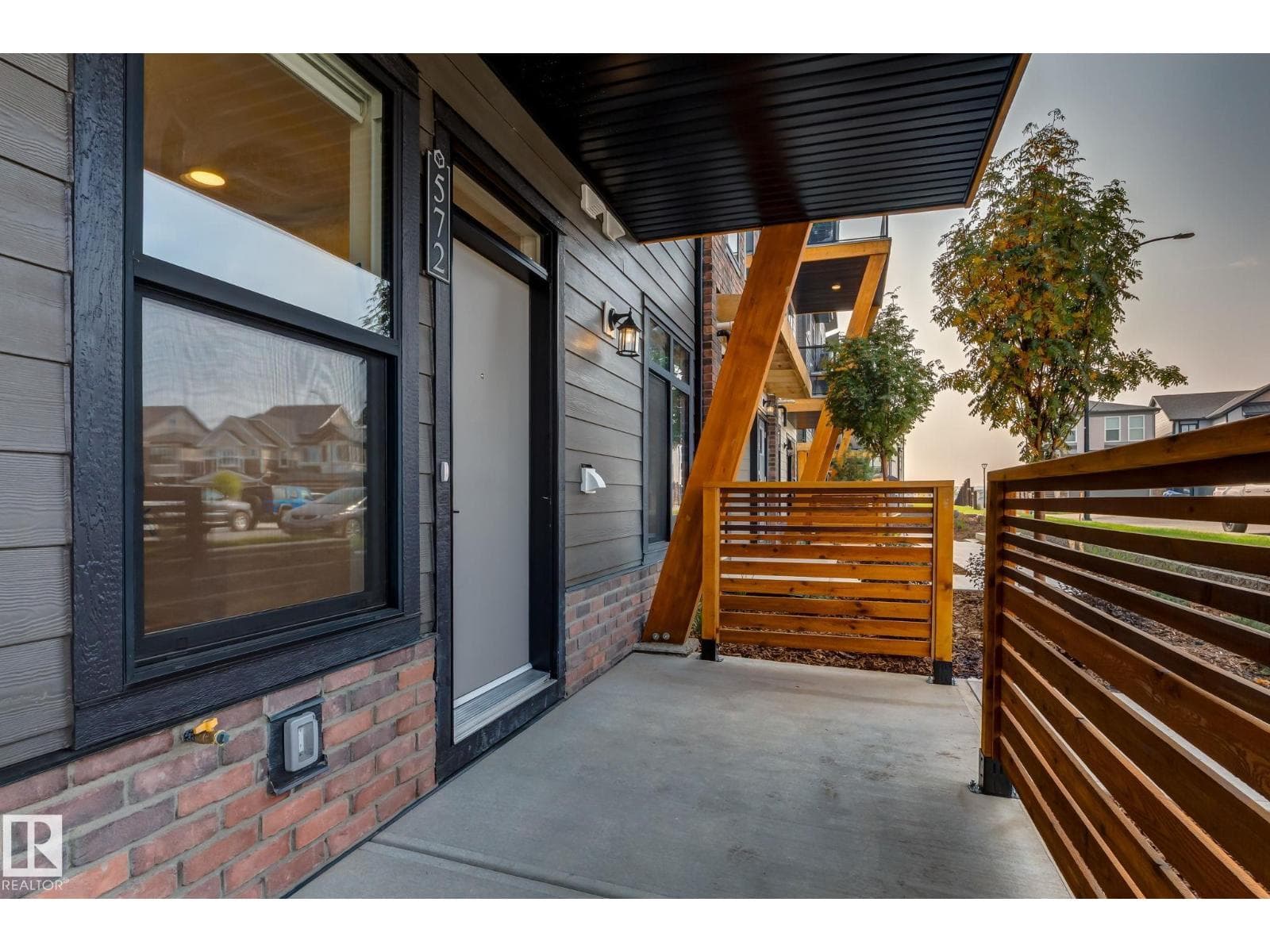 #43 16231 19 AV SW
