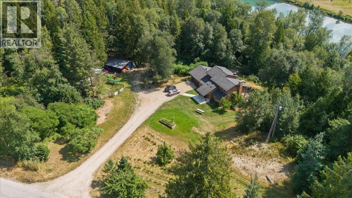6172 SLOCAN RIVER Road photo 4